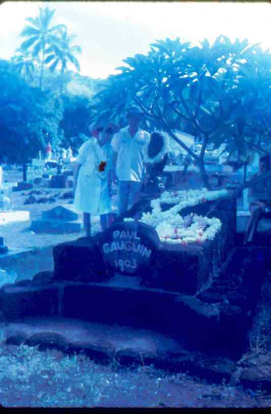 1973 pose Oviri sur la tombe de Gauguin avec descendants